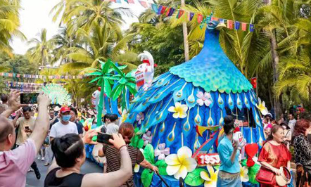 西双版纳泼水节2018彩车巡游现场