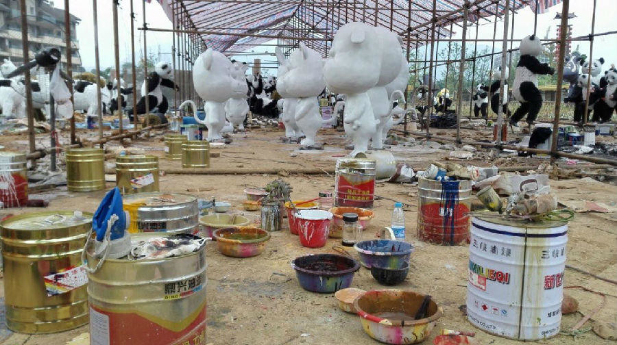 我司厂房为客户制作仿真人物 、卡通雕塑现场实拍