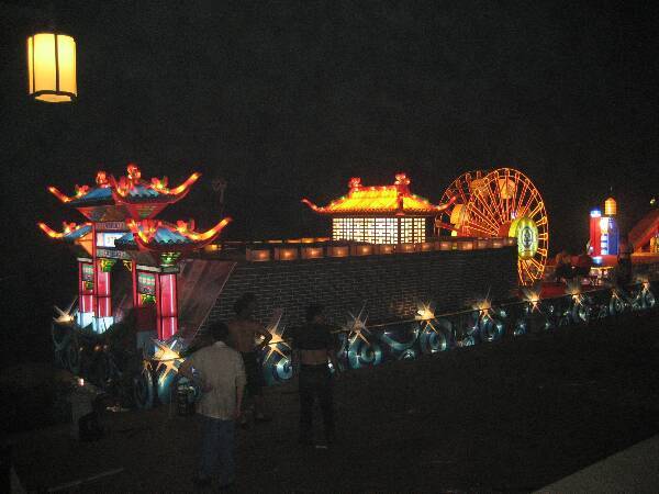 我司在江苏扬州设计制作的四艘彩船下水试航