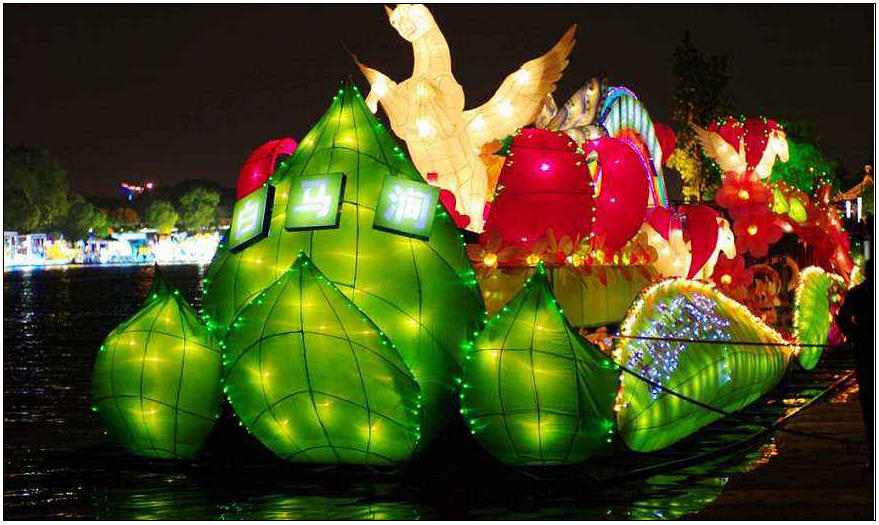 我司在江苏苏州设计制作的吴中太湖、白马涧等彩船下水试航