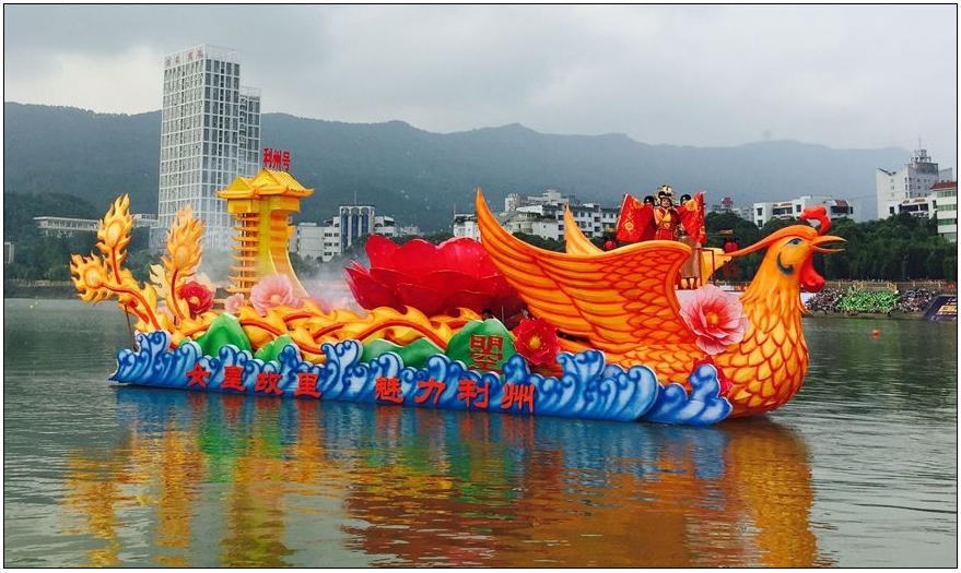 2017广元女儿节我司设计的两艘彩船下水