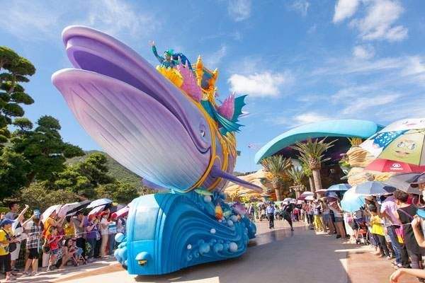 2018上海海洋馆我司制作的花车巡游现场