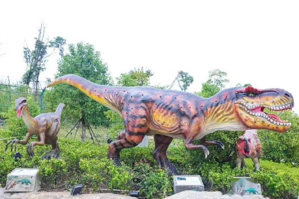 我司恐龙室内室外均可展览，通电即可发声及动作模拟